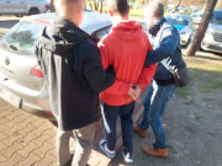 Ukradł alkohol i uderzył szklaną butelką w głowę kasjera. Zatrzymany przez dzielnicowego 19-latek trafił do aresztu
