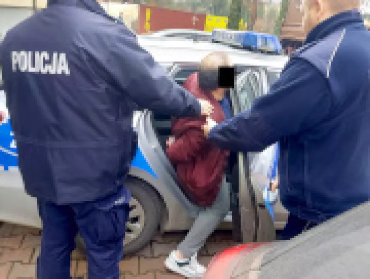 Zatrzymany za kradzież sklepową - policjanci znaleźli fanty w jego samochodzie