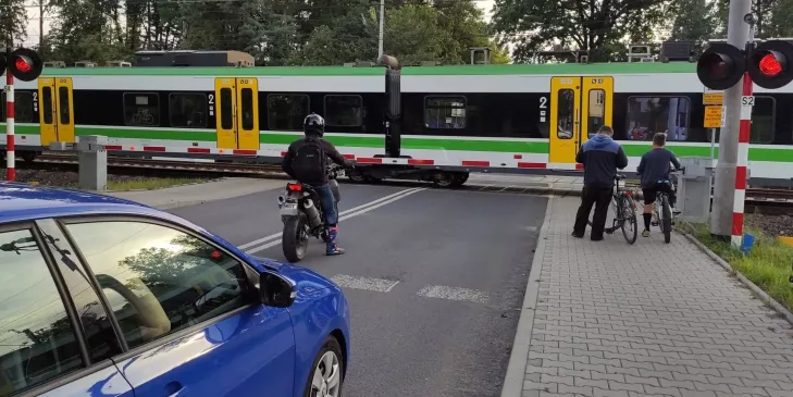 Jakie zmiany komunikacyjne czekają pasażerów w okresie Wszystkich Świętych?
