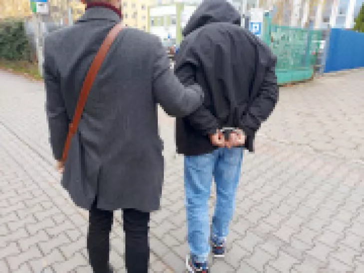 Pobierał zaliczki za wynajem wirtualnego mieszkania i znikał. Prokurator zawnioskował o areszt